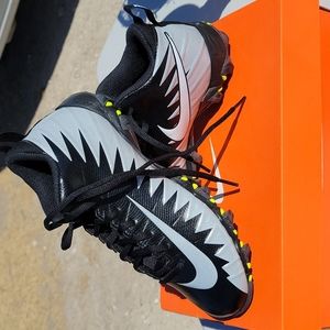 Nike Youth sz 4 Football Cleats